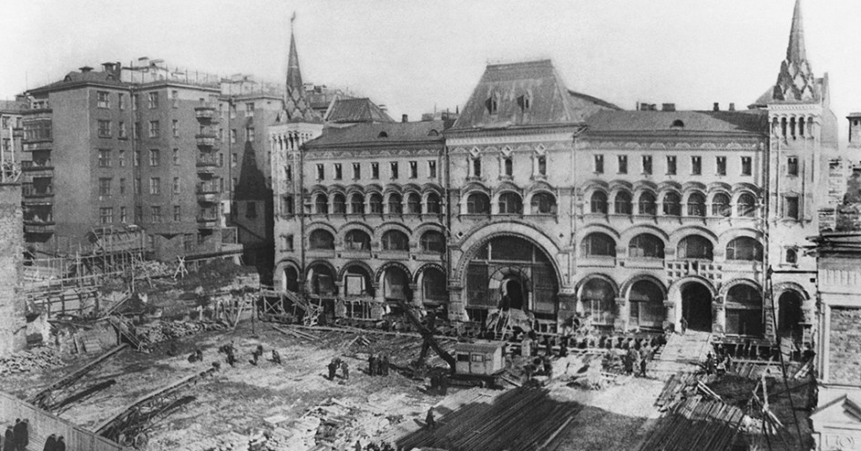 Передвижка Саввинского подворья по плану реконструкции улицы Горького. 1939 год