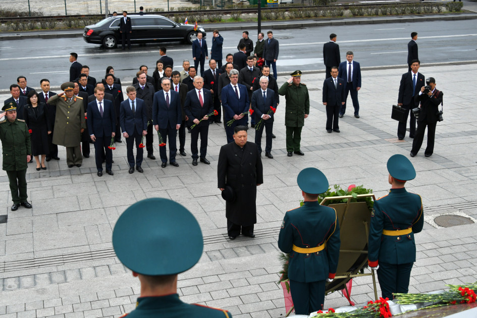 Ким Чен Ын (в центре) во время церемонии возложения венков к мемориальному комплексу «Боевая слава ТОФ»
