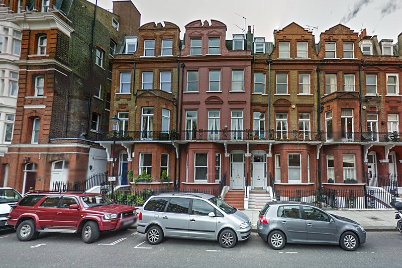 Жилое здание и земельный участок

Великобритания, Лондон, Розари-гарденс, 3

Здание построено в 1870 году. С начала 1970-х годов&nbsp;его занимает представительство МИА &laquo;Россия сегодня&raquo;. Приобретено посольством СССР в 1977 году. По данным технического паспорта, дом входит в блок из 12&nbsp;однотипных жилых домов постройки XIX &mdash; начала XX веков, соединенных между собой общими боковыми стенами, имеется маленький дворик размерами 1,7&nbsp;х&nbsp;5,8 м. Балансовая стоимость на конец 2008 года &mdash; 976 567 руб.
