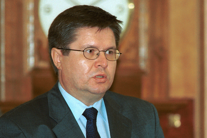 Первый заместитель министра финансов РФ Алексей Улюкаев выступает с докладом на заседании правительства России. 15 сентября 2000 года
