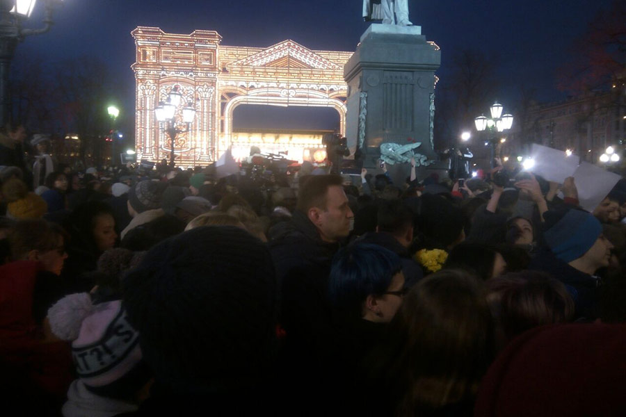 Алексей Навальный (в центре)