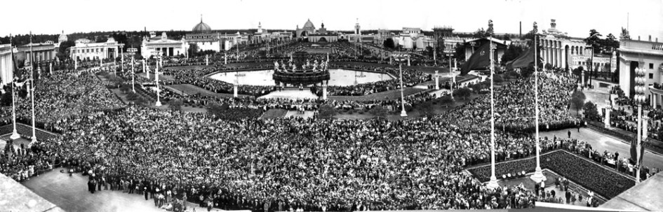 Панорама площади Дружбы народов, Ранее площадь Колхозов. Октрытие 1.08.1954 г.