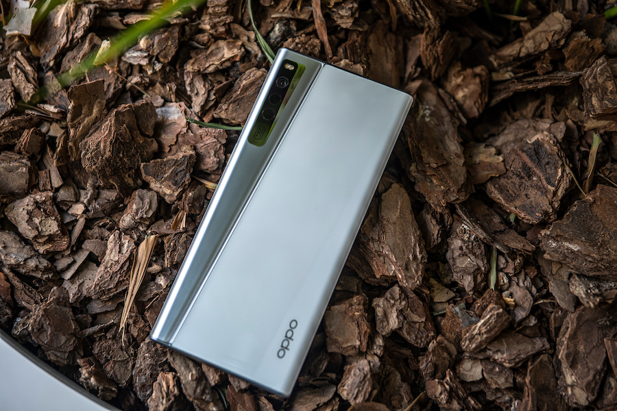 Задняя часть корпуса OPPO X 2021 в сложенном...