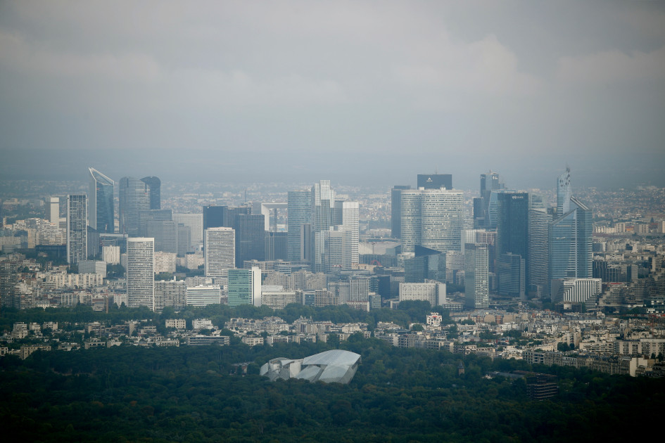 Вид на высотный комплекс La Défense в Париже