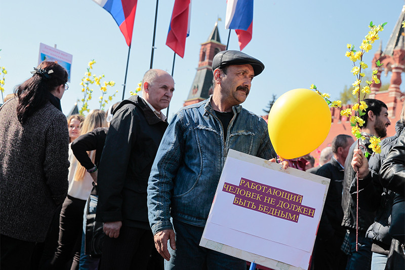 Участники первомайской демонстрации на Красной площади в Москве