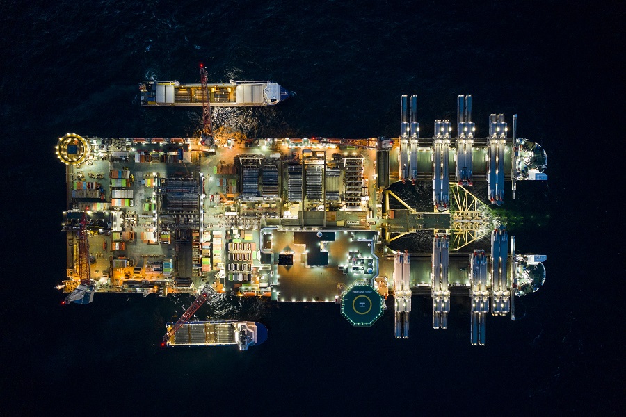 Cудно Pioneering Spirit ведет укладку «Северного потока — 2» в территориальных водах Швеции