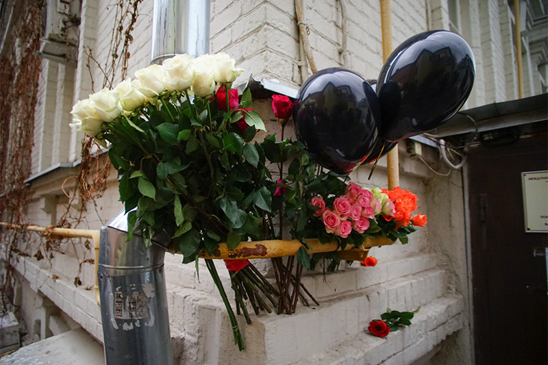 Цветы у здания фонда «Справедливая помощь», который возглавляла Елизавета Глинка (Доктор Лиза)