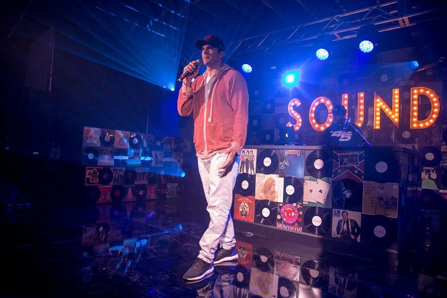Эштон Кутчер на мероприятии в честь открытия компании Sound Ventures в 2015 году