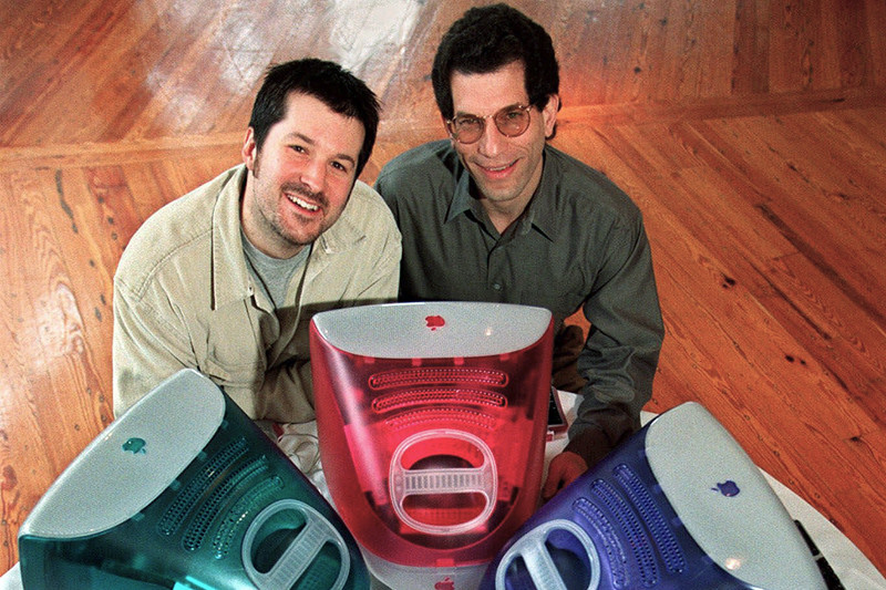 Дизайнер Джони Айв и инженер Джон Рубинштейн с первыми iMac, 1999 год