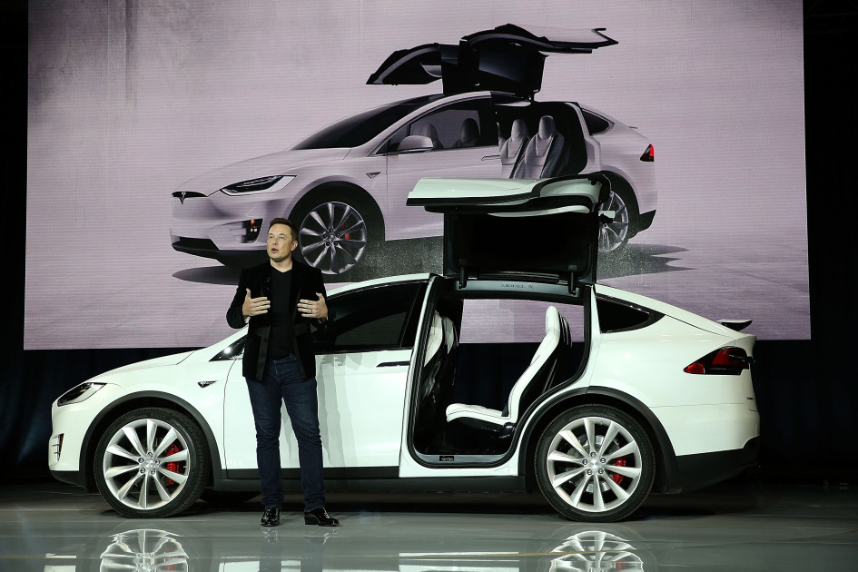Генеральный директор Tesla Илон Маск выступает во время мероприятия по запуску нового кроссовера Tesla Model X SUV 29 сентября 2015 года во Фримонте, штат Калифорния.