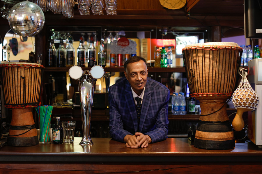 Прежде чем открыть собственное кафе, Тефера Васие работал несколько лет продавцом на рынке и таксистом
