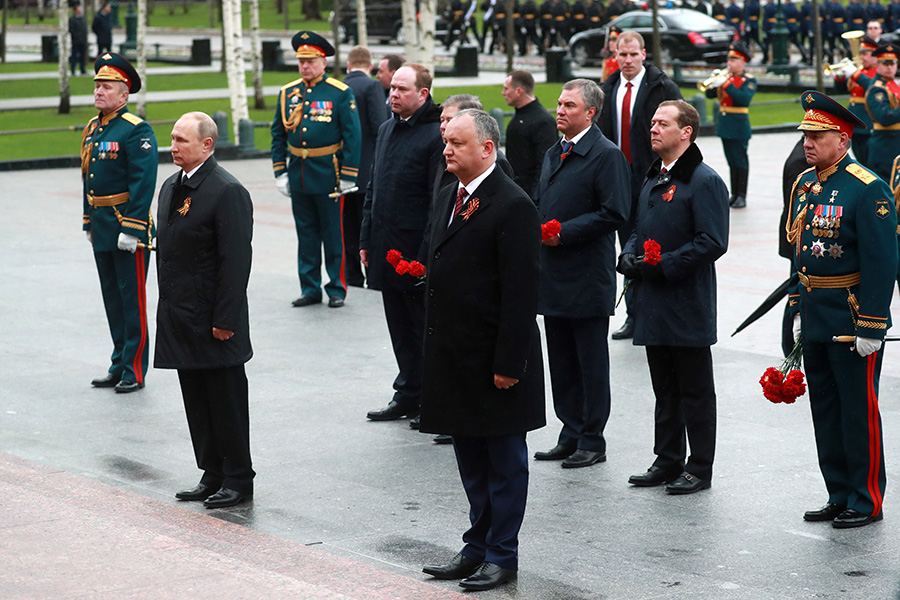 Владимир Путин и Игорь Додон (на первом плане) на церемонии возложения цветов к Могиле Неизвестного Солдата