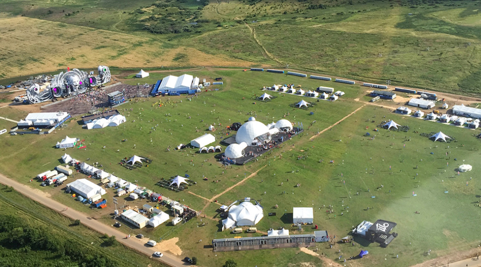 На территории фестиваля кроме главной сцены есть несколько шатров, в которых проходит технологическая выставка и другие дневные развлечения


