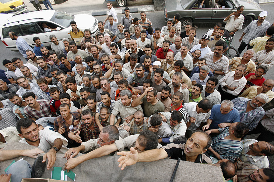 Безработные палестинцы в очереди за пособием в Газе


