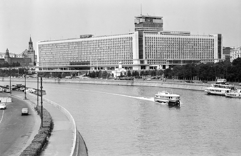 Вид на гостиницу «Россия» в 1971 году