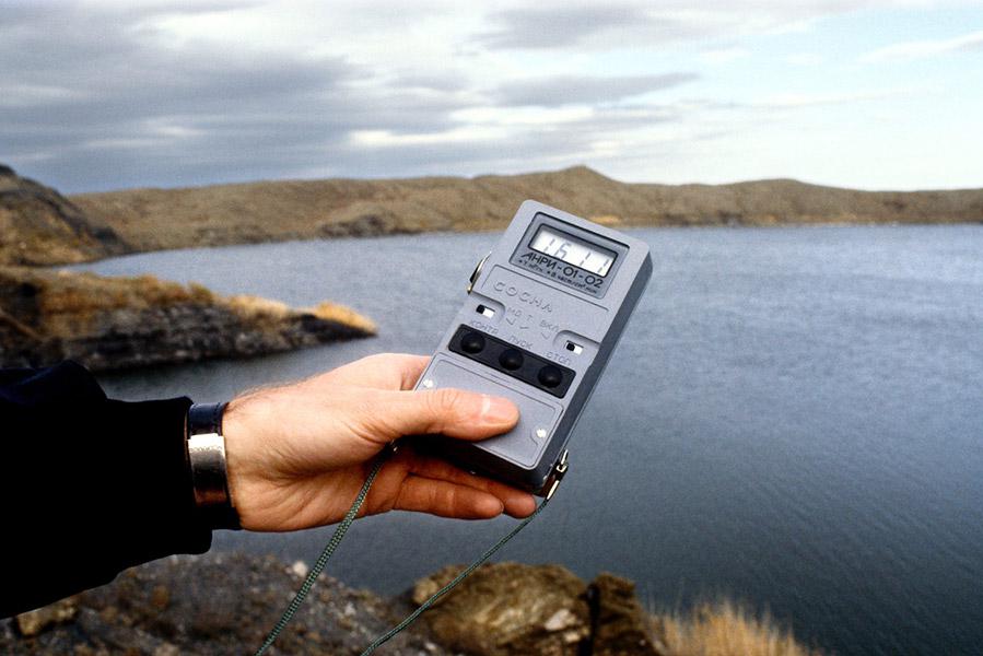 «Атомное» озеро в районе Семипалатинского полигона образовалось в 1965 году в результате подземного (на глубине 80 м) ядерного взрыва мощностью 20 килотонн, который был произведен в целях изучения возможности применять ядерные взрывы при строительстве каналов. И в 1991 году, когда был сделан этот снимок, дозиметр показывал, что повышенный радиоактивный фон в районе озера сохранялся