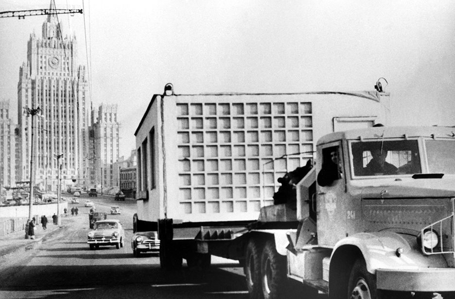 Перевозка деталей крупнопанельных домов на автомобилях в Москве. 1960 год