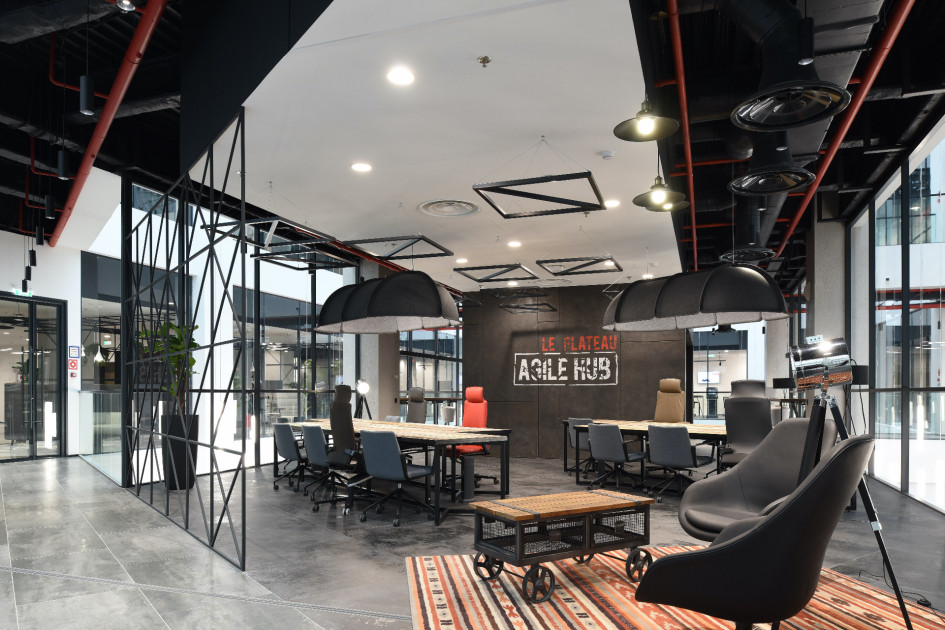 Зона Agile Hub в атриуме на полуоткрытом балконе.