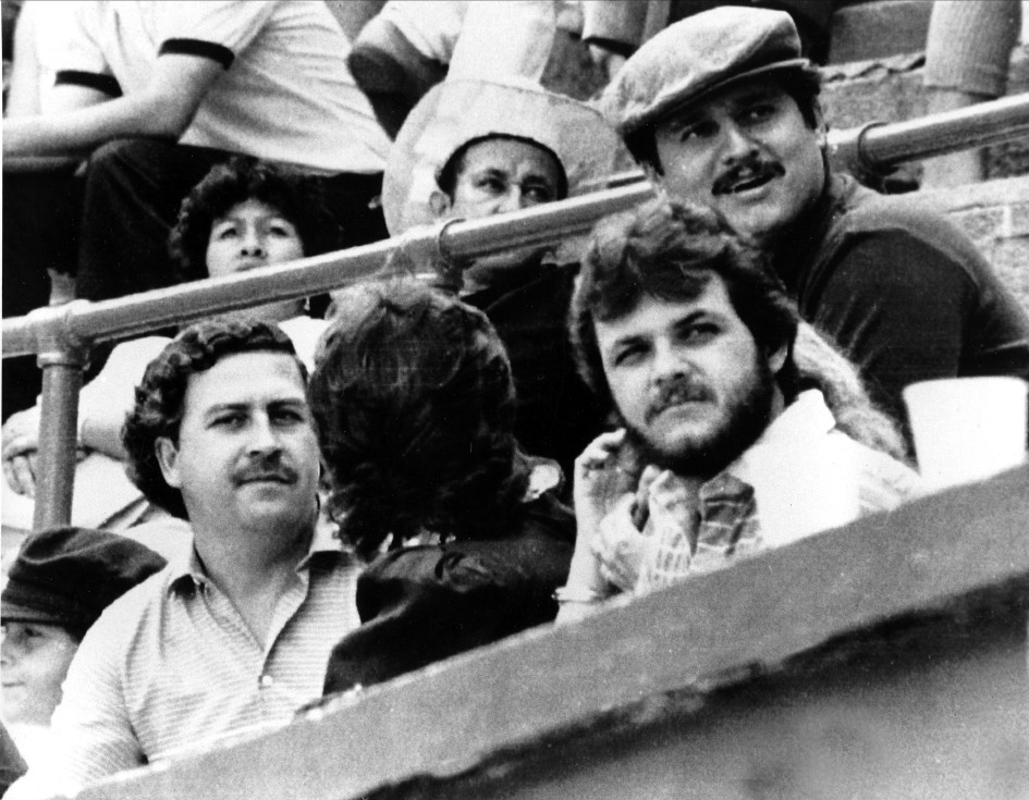 1983 год. Медельин, Колумбия. Наркобарон Пабло Эскобар (слева) наблюдает за футбольным матчем