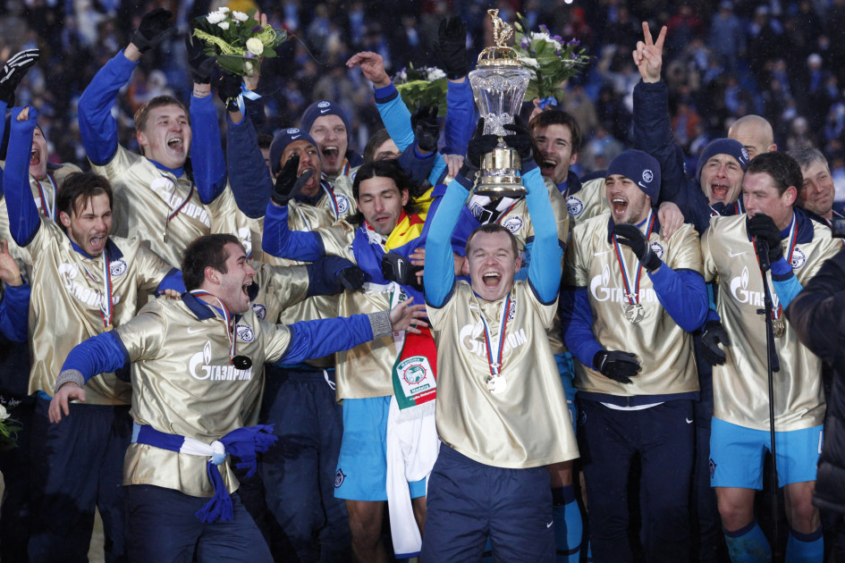 28 ноября 2010. Футболисты «Зенита» с кубком за победу в чемпионате России после матча заключительного тура с «Крыльями Советов» (0:0)