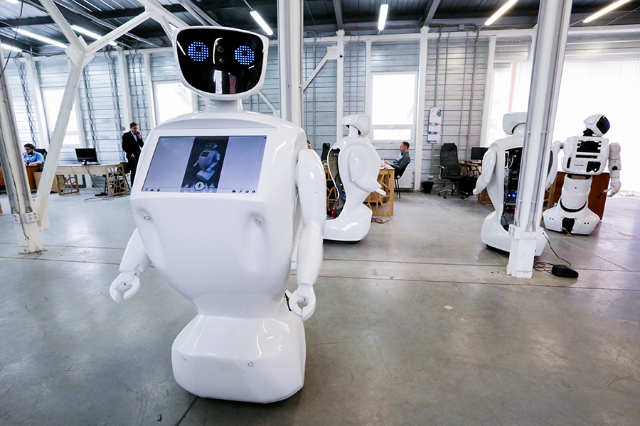Роботы-помощники в офисе компании «Промобот»