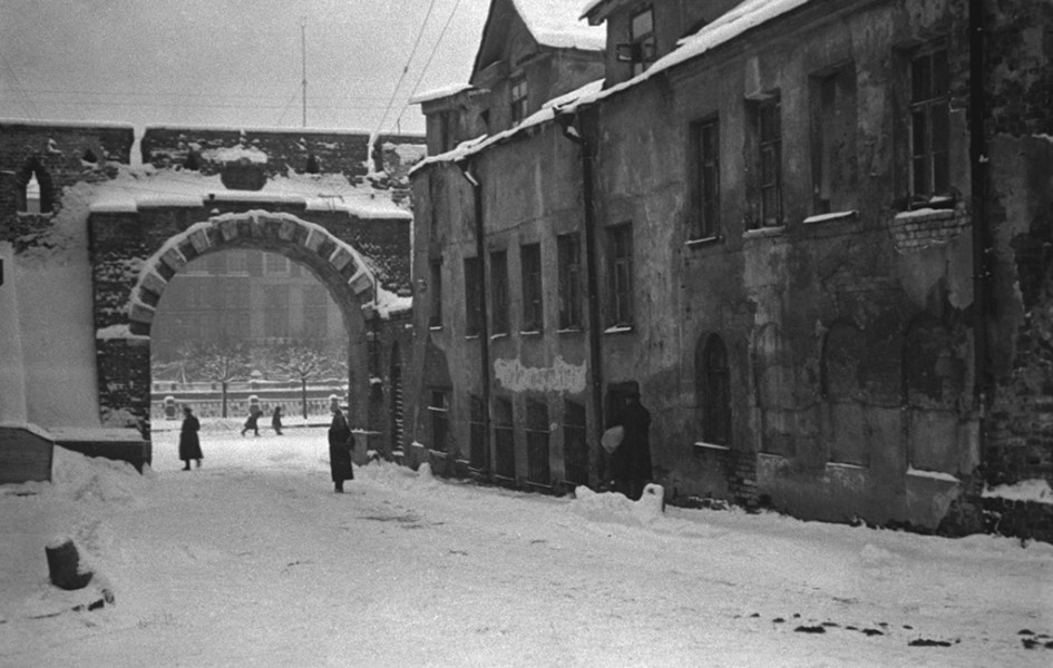 Проломные ворота в Китайгородской стене. Справа — бывшая немецкая пивная «У хромой собаки». Позднее на этом месте был Западный вход в гостиницу «Россия»