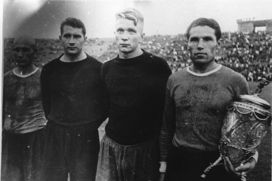 «Зенит» — обладатель Кубка СССР 1944 года. Справа налево — капитан команд Иван Куренков, вратарь Леонид Иванов, вратарь Борис Грищенко