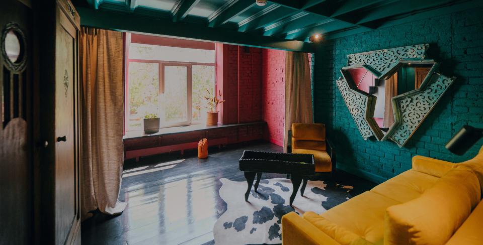 Слева: O’27 Silvuplé. Справа: «Трикотажка Дом»