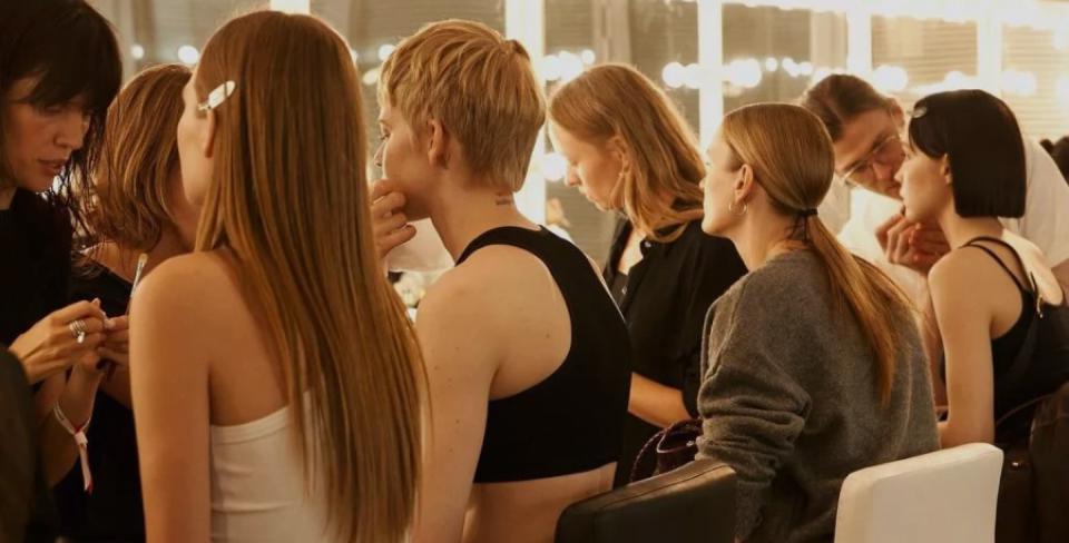 Слева: Настя Жидких Nastya (Open Up Models) на бэкстейдже съемки для бренда Keune. Справа: Анастасия Россолович (Avant)для бренда «Хохлома x Алена Ахмадуллина»