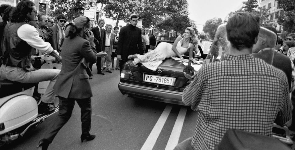 Рино Бариллари. «Клаудия Шиффер на съемках для бренда Valentino на виа Венето». Италия, Рим, 2000 год. Предоставлено автором