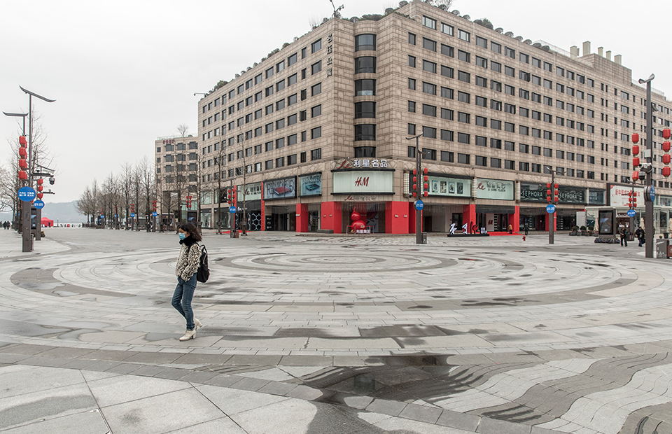 Площадь перед магазином H&M в Ханчжоу, Китай