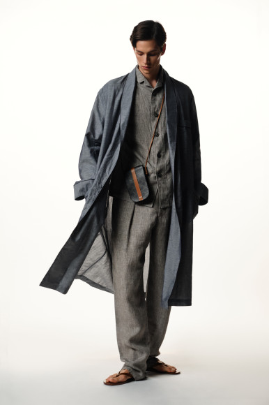 Халат и сандалии — все Brioni, костюм Giorgio Armani, чехол для телефона Celine