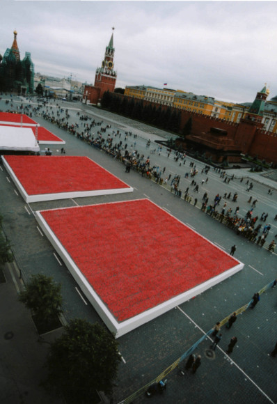 Красная площадь, украшенная маками, в честь запуска аромата Flower by Kenzo
