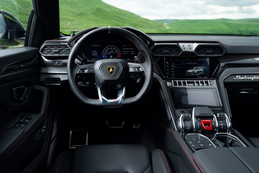 Водительское место и руль в кроссовере Urus, Lamborghini