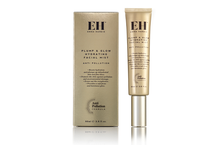 Увлажняющий спрей для лица Plump & Glow Hydrating Facial Mist, Emma Hardie, в состав которого входят запатентованный компонент Glycofilm 2%, экстракты алое вера, дикой мяты, папоротника, мха и рибозы, а также цветочная вода, увлажняет, смягчает и омолаживает кожу, создавая эффект «второй кожи» и защищая ее от загрязнений окружающей среды и свободных радикалов