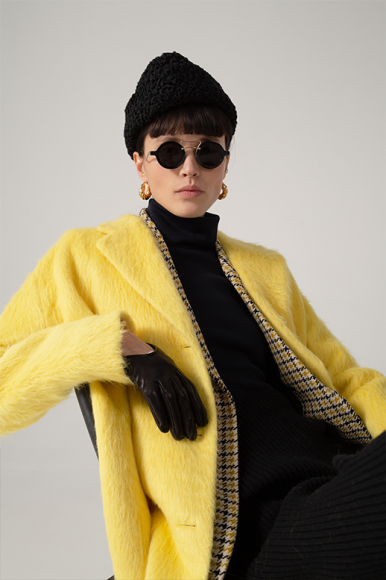 Шапка Furland, очки Miu Miu, серьги Rejina Pyo, пальто Ralph Lauren, жакет Victoria Beckham, водолазка Maison Margiela, перчатки Balenciaga