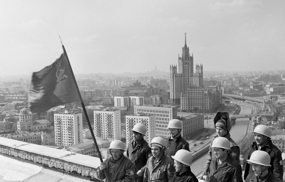 Виктор Янков. Бригада коммунистического труда СУ-34 на крыше 17-этажного корпуса Государственного института азотной промышленности, 1974

