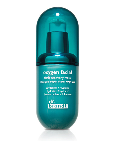 Маска Oxygen Facial Flash Recovery Mask, Dr. Brandt создана специально для жителей мегаполисов — всего за три минуты средство избавляет кожу от кислородного голодания, плюс выводит токсины и защищает от внешних загрязнений благодаря пептидам семян моринги в составе.