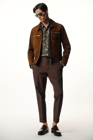 Куртка и рубашка — все Tom Ford, брюки Dries Van Noten, пенни-лоферы Santoni, очки Bottega Veneta