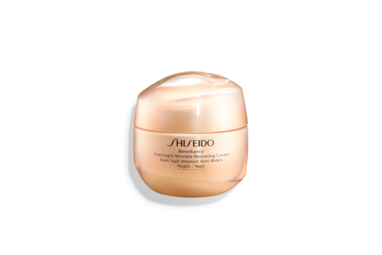 Ночной крем с комплексом против морщин Benefiance WrinkleResist 24 Night Cream, Shiseido разработан для зрелой кожи. Он делает ее более плотной и упругой, восстанавливает контур лица, насыщает кожу жизненной силой. Главный компонент формулы — карнозин DP, который борется со свободными радикалами, стимулируя защитные функции и продлевая продолжительность жизни клеток