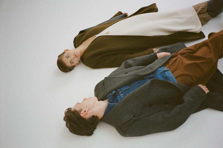 1. Пальто Dries Van Noten, 144 500 руб.; куртка Acne Studios, 26 050 руб.; брюки Marni, 29 950 руб.; ботинки Dries Van Noten, 45 750 руб. 2. Колье Celine, 46 550 руб.; браслет Celine, 62 500 руб.; пальто The Row, 242 000 руб.; платье The Row, 131 500 руб.; брюки The Row, 104 500 руб.; ботильоны Dries Van Noten, 43 950 руб.