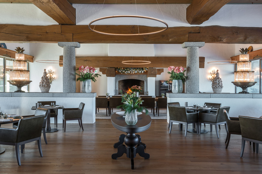 Зал ресторана Oak Grill & Pool Patio