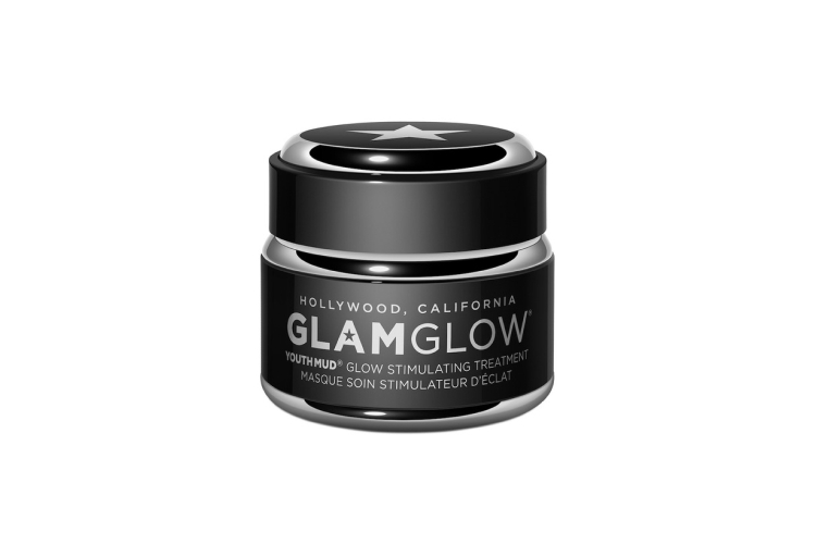 Отшелушивающая маска для лица Youthmud Glow Stimulating Treatment, Glamglow включает формулу, отмеченную 21 наградой и содержащую комплекс разных видов глины, вулканическую пемзу, листья зеленого чая, обработанные по запатентованной технологии Glamglow Teaoxi