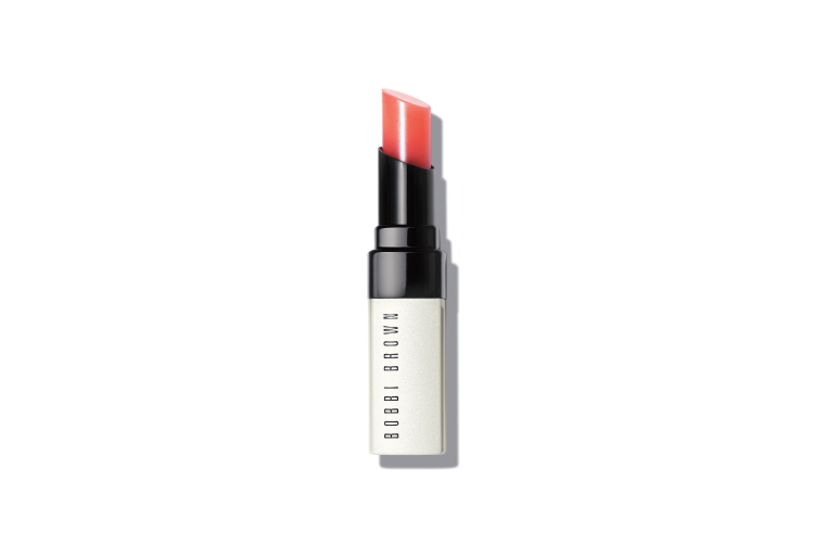 Полупрозрачный оттеночный бальзам для губ Extra Lip Tint, оттенок Bare Pink, Bobby Brown представляет собой многофункциональное средство с эффектом бальзама и тинта. Комплекс из шести натуральных масел ухаживает за губами, а пигменты подстраиваются под их естественный оттенок, усиливая цвет