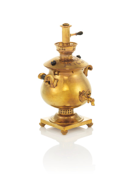 Золотая настольная зажигалка в форме миниатюрного самовара (£60–90 тыс.)
