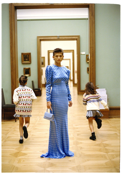 1. Пуловер Gucci, 34 800 руб.; юбка Tartine Et Chocolat, 7695 руб.; туфли Il Gufo, 17 450 руб. 2. Серьги Balenciaga, 29 950 руб.; браслет Celine, 54 650 руб.; платье Alessandra Rich, 150 500 руб.; cумка By Far, 29 850 руб.; босоножки Saint Laurent, 57 400 руб. 3. Пуловер Polo Ralph Lauren, 9525 руб.; юбка Tartine Et Chocolat, 7695 руб.; ботинки Il Gufo, 15 550 руб.