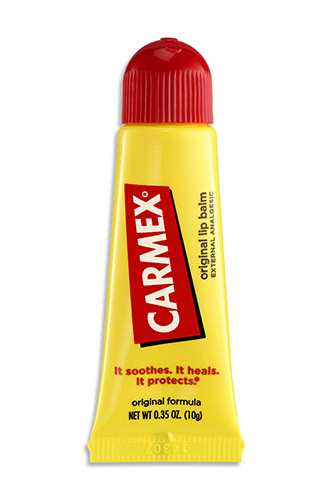 Тюбик бальзама для губ Carmex напоминает супер-клей, так его можно носить с собой не боясь сойти за метросексуала. В остальном средство эффективно восстанавливает даже самую сухую и обветренную кожу губ. К поцелуям с кинозвездами готов!