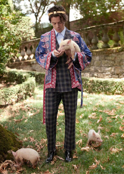 В рекламной кампании костюмной коллекции Gucci Cruise 2019