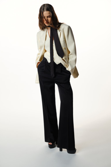 Жакет и жилет — все Chloe, брюки Bottega Veneta, босоножки Saint Laurent, галстук DsQuared2