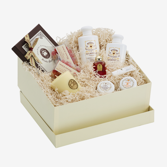 Подарочный набор Santa Maria Novella из крема для тела, геля, пены и масла для ванны, помады для увлажнения губ, миндальной пасты, крема для лица, свечи, фруктового мармелада и шоколадных конфет. Цена: 37 760 руб.